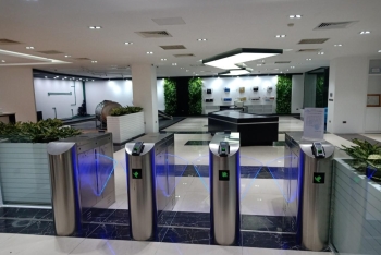 Lắp đặt Flap Barrier tự động kết hợp nhận diện khuôn mặt